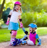 Kinder mit Rollschuh Schutzausrüstung
