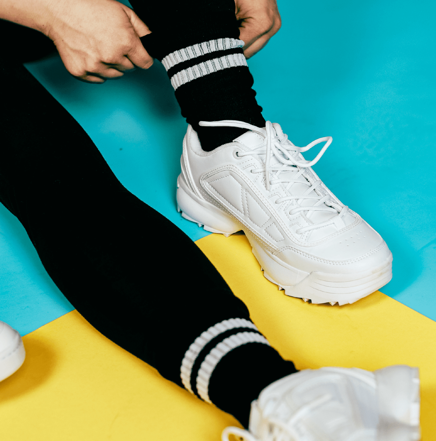 So 76 schwarze Basic Skater-Socken mit weißen Streifen 