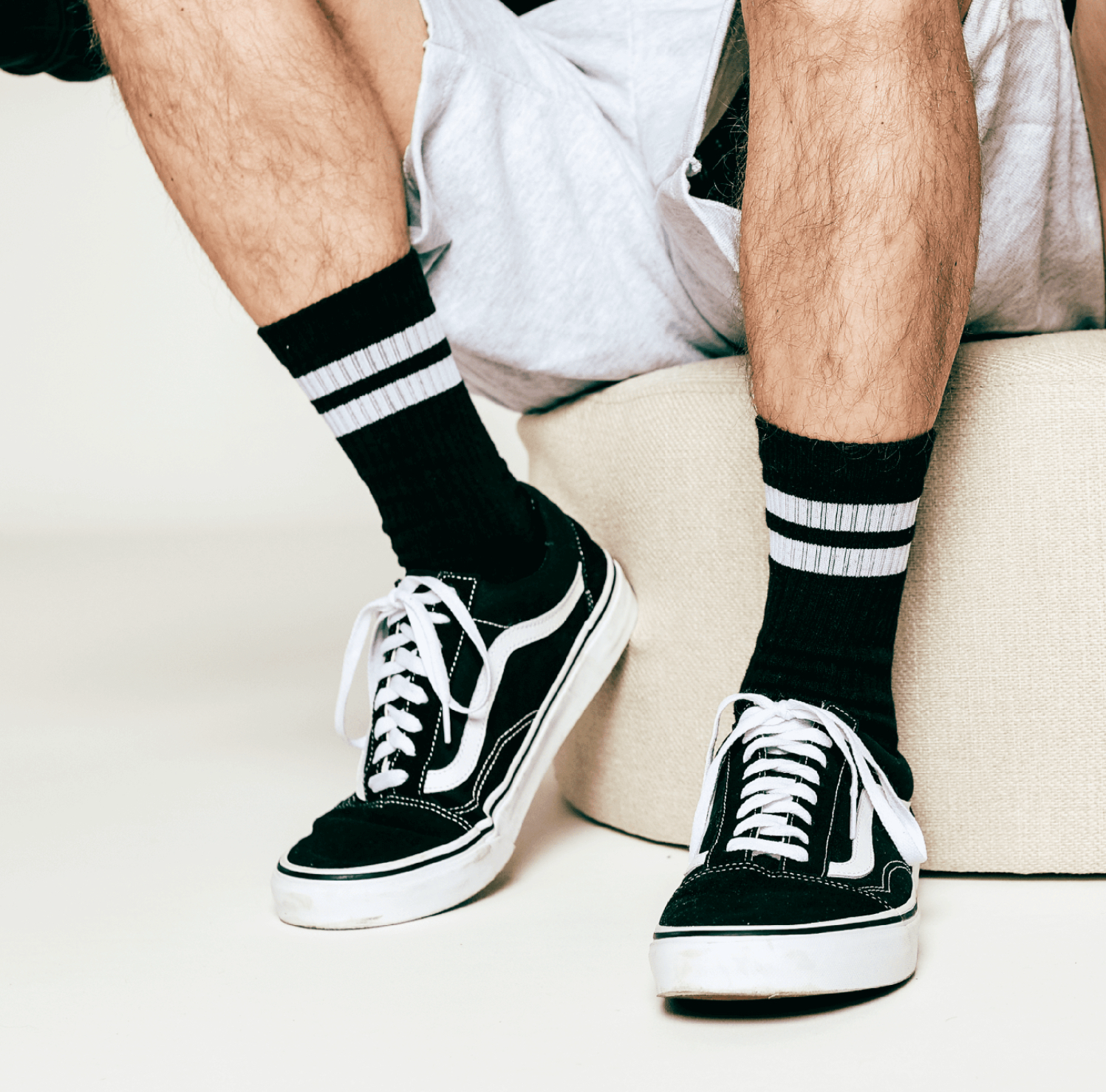 So 76 schwarze Basic Skater-Socken mit weißen Streifen 